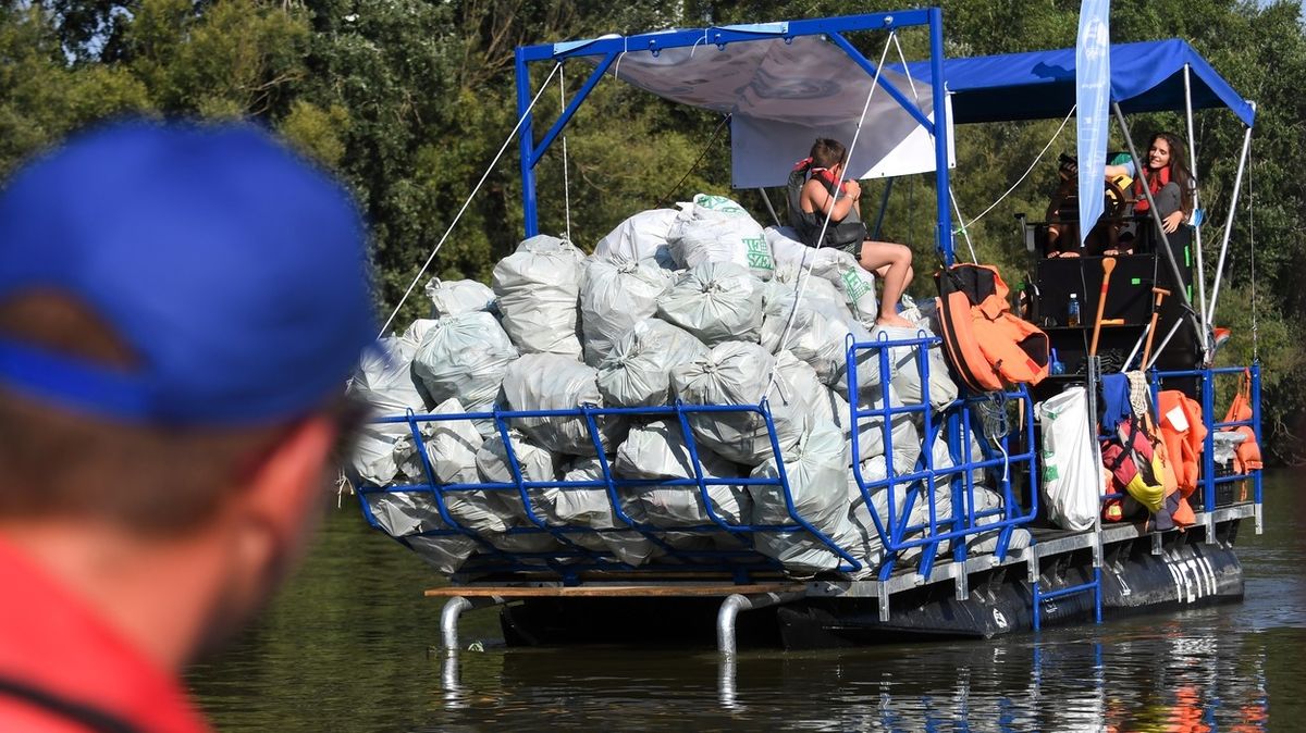 Posbírali tuny odpadků a na plastových plavidlech se proháněli po řece
